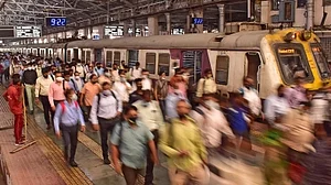 मुंबई के मुंब्रा रेलवे स्टेशन के पास बड़ा हादसा, लोकल ट्रेन से गिरे कई लोग, कुछ लोगों की मौत