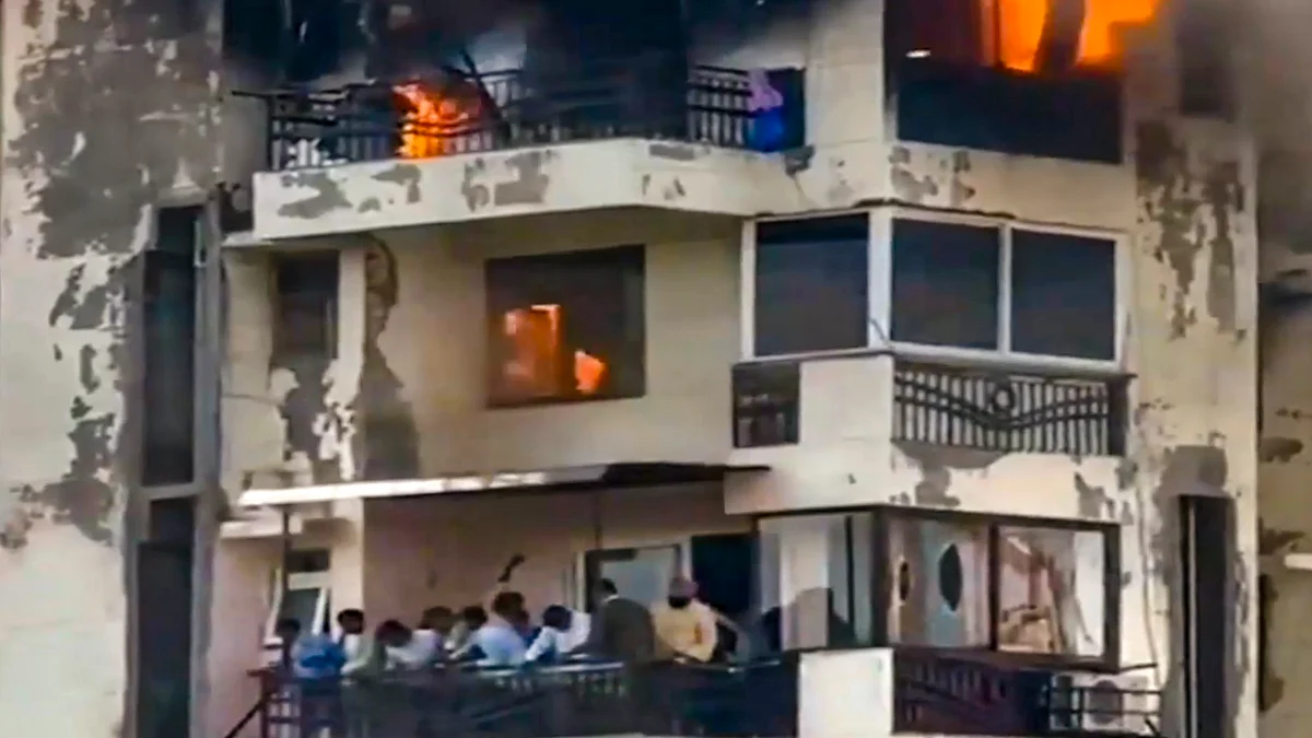 द्वारका के फ्लैट में आग लगने से पिता और दो बच्चों की मौत