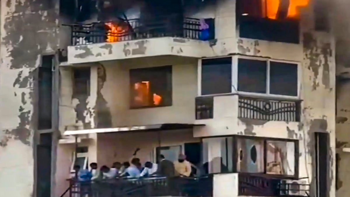 द्वारका के फ्लैट में आग लगने से पिता और दो बच्चों की मौत