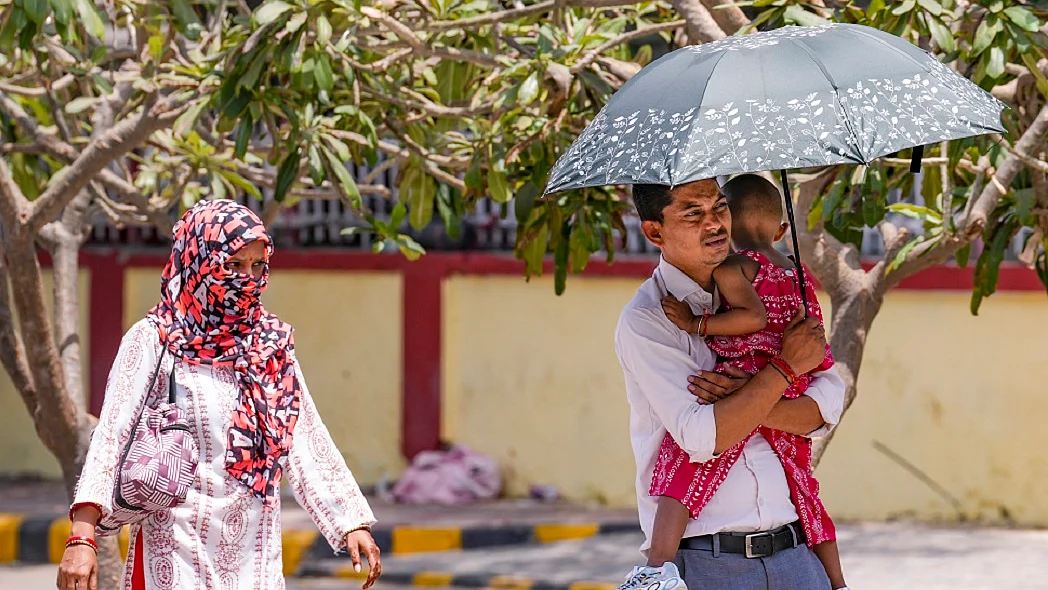 दिल्ली में भीषण गर्मी का कहर, तापमान 45 डिग्री के पार, 'रेड अलर्ट' जारी, दो दिन बाद हल्की बारिश की उम्मीद