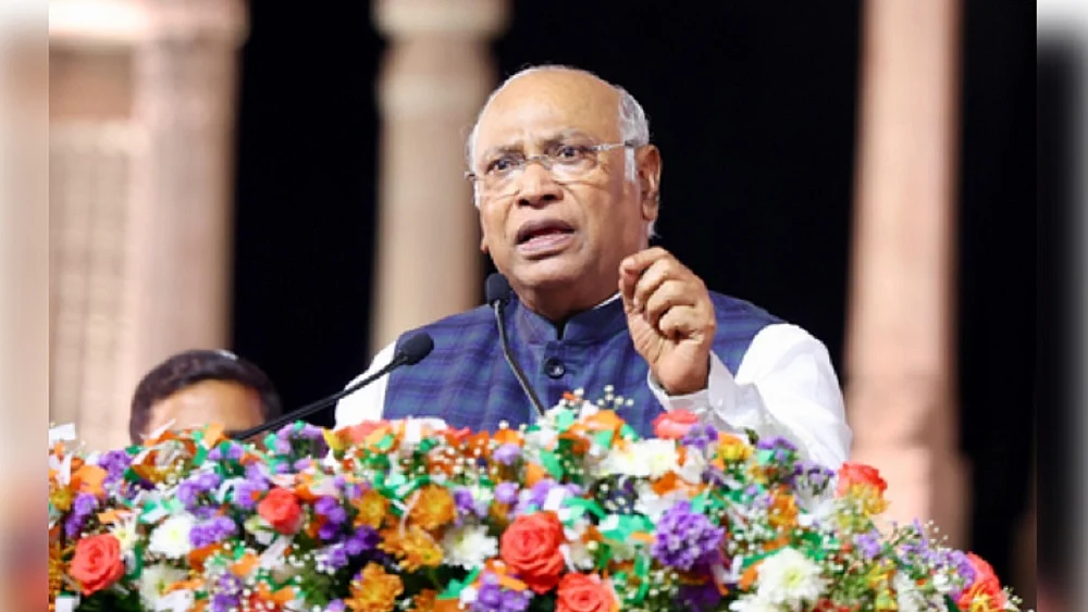 खड़गे ने लोकसभा उपाध्यक्ष के रिक्त पद को लेकर सरकार को घेरा, कहा- पीएम मोदी को लोकतंत्र पर बोलने को कोई हक नहीं