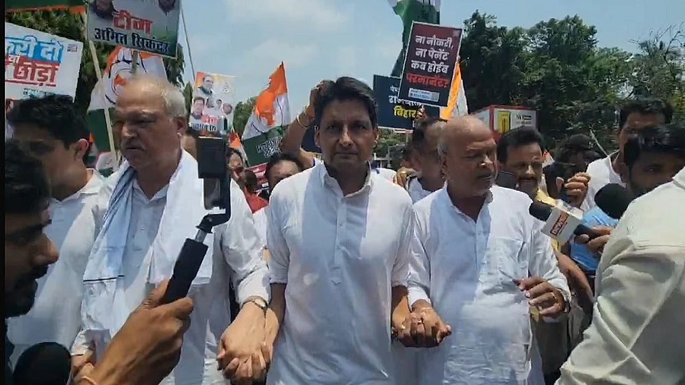 'नौकरी दो या सत्ता छोड़ो' के नारों से गूंजा बिहार, बेरोजगारी और अपराध के खिलाफ कांग्रेस का जोरदार प्रदर्शन