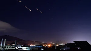 इजरायल और ईरान में भारतीय दूतावास की नई एडवाइजरी, अपने लोगों के लिए आपातकालीन संपर्क नंबर जारी किए