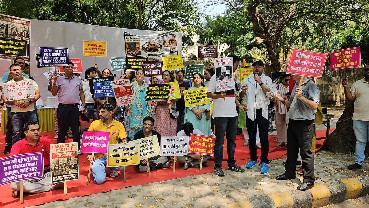 अभिभावकों ने जंतर मंतर पर प्रदर्शन किया