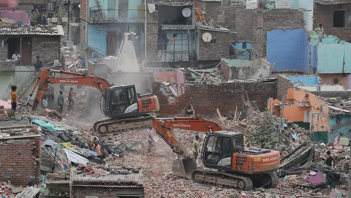 दिल्ली के वजीरपुर के जेलर वाला बाग में 500 से ज्यादा झुग्गियों पर चला बुलडोजर (फोटोः विपिन)