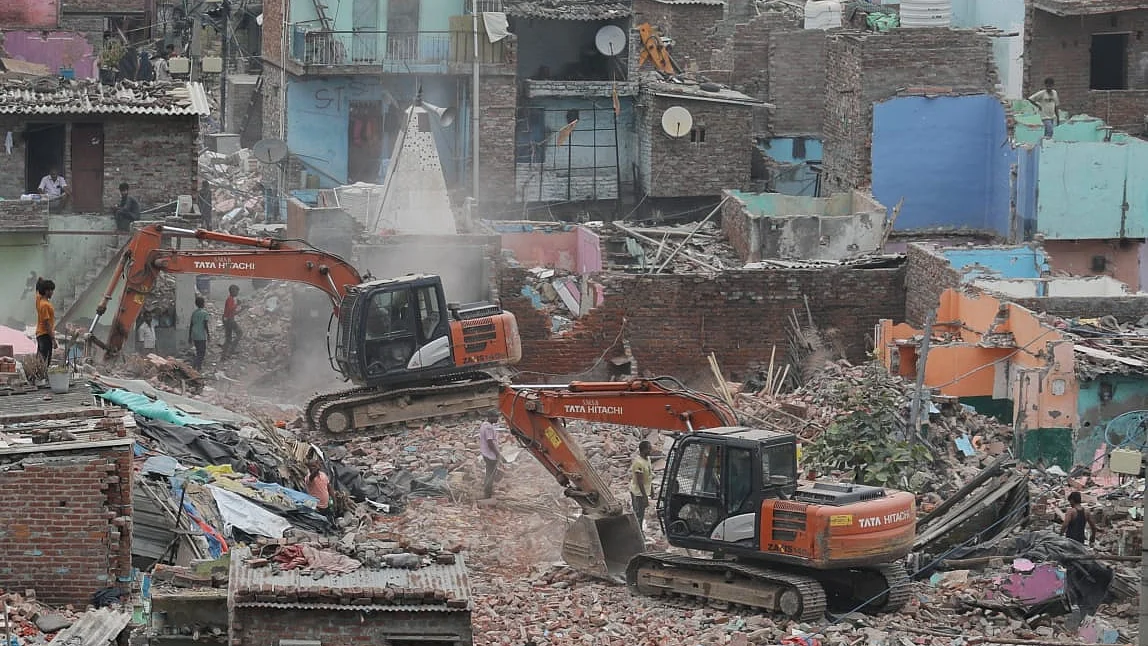 दिल्ली के वजीरपुर के जेलर वाला बाग में 500 से ज्यादा झुग्गियों पर चला बुलडोजर (फोटोः विपिन)