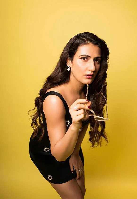 सिनेजीवन: कपिल के शो में सलमान ने ली आमिर की शादी को लेकर चुटकी और दिलवालों को हिना खान ने दिया खास मैसेज