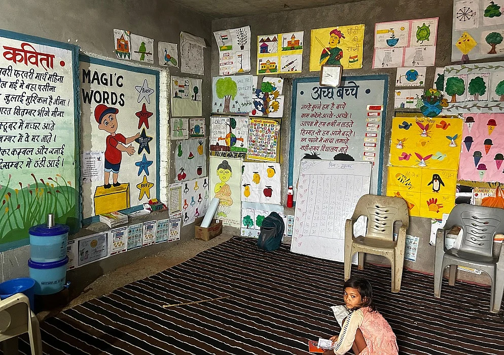 सबसे निर्धन समुदायों के छात्रों में भी अपनी कक्षा को सजाने व सुन्दर बनाने का उत्साह