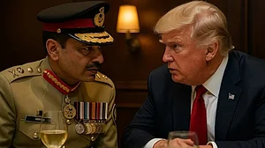 पाकिस्तान को पुचकार, भारत के लिए झटका