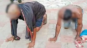 ओडिशा में शर्मसार करने वाली घटना, दो दलितों को पीटा, बाल काटे, मवेशियों का चारा खाने को किया मजबूर