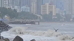 मुंबई से सूरत तक बारिश का कहर! जलभराव से लोगों की बढ़ी मुश्किलें, रायगढ़ में कुंडलिका नदी खतरे के निशान के पार