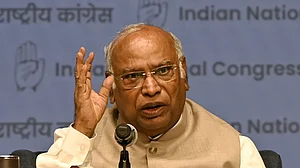 मोदी सरकार के हाथों की कठपुतली बन गया है निर्वाचन आयोग, मतपत्र से चुनाव कराए जाएंः खड़गे