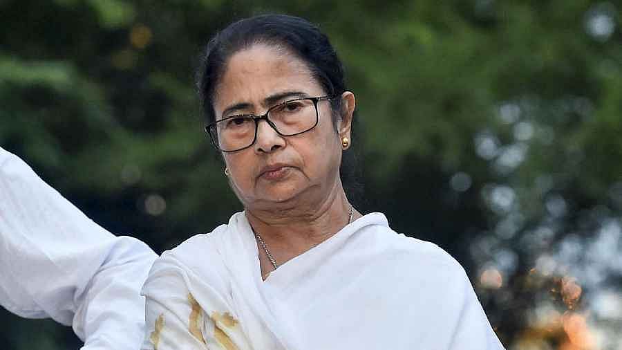 ममता ने चुनाव आयोग के नए फॉर्म पर उठाया सवाल, पिछले दरवाजे से एनआरसी लागू करने की कोशिश बताया