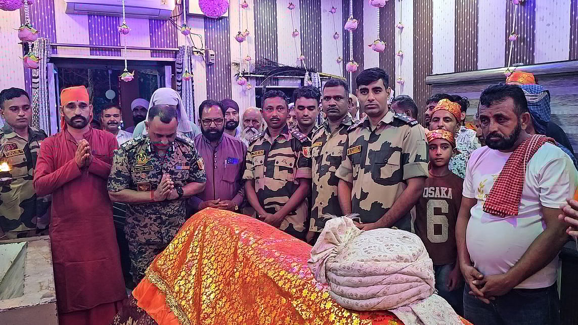 चमलियाल दरगाह पर बीएसएफ ने चढ़ाई पहली चादर