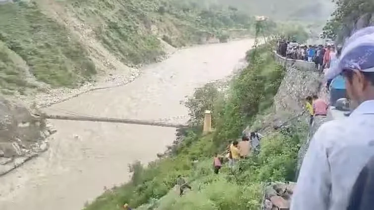 Uttarakhand Rudraprayag में यात्रियों से भरी बस अलकनंदा नदी में गिरी, एक की मौत 6 उत्तराखंड: रुद्रप्रयाग में बड़ा हादसा, अलकनंदा नदी में गिरी यात्रियों से भरी बस, एक की मौत, कई घायल