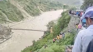 उत्तराखंड: रुद्रप्रयाग में बड़ा हादसा, अलकनंदा नदी में गिरी यात्रियों से भरी बस, एक की मौत, कई घायल
