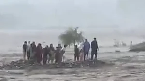 दुनिया की खबरें: पाकिस्तान के स्वात नदी में अचानक आई बाढ़ में 18 पर्यटक बहे और 36 बांग्लादेशी गिरफ्तार