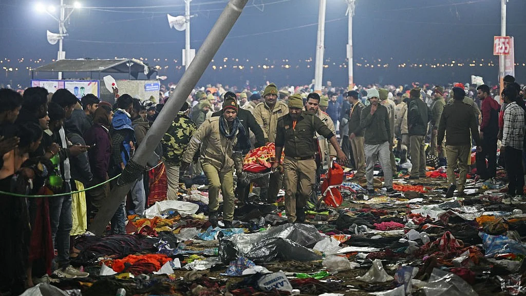 तस्वीर इस साल जनवरी में कुंभ मेले के दौरान हुई भगदड़ की है (फोटो : Getty Images)