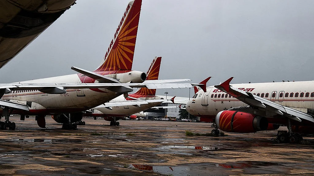 हवाई सफर के खतरे हज़ार, नियम-कायदे ठेंगे पर, देखने वाला कोई नहीं