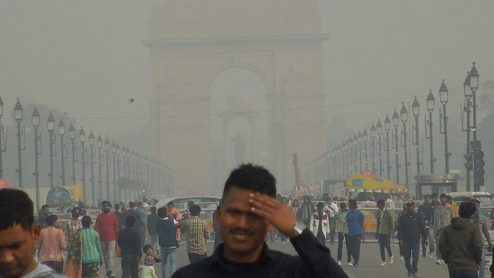 बढ़ते तापमान और जानलेवा प्रदूषण से हांफती  दिल्ली, घर के बाहर खुली जगह पर नहीं है सुकून
