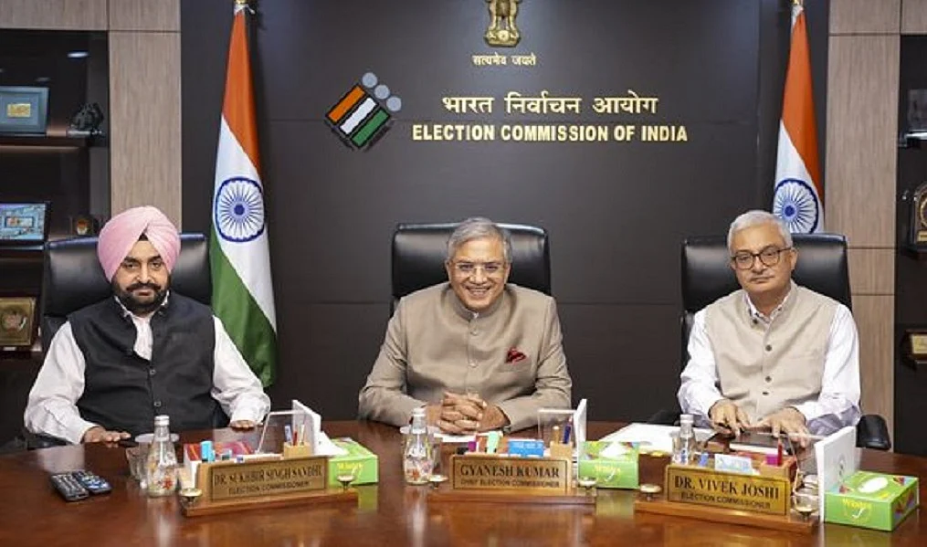 पब्लिक को बुड़बक मानता है क्या चुनाव आयोग?