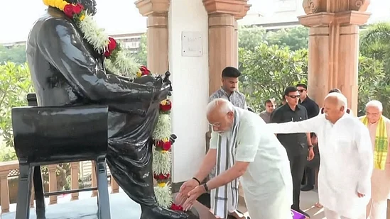इस साल मार्च में नरेंद्र मोदी ने नागपुर स्थित संघ मुख्यालय का दौरा किया था (फोटो : पीटीआई) 