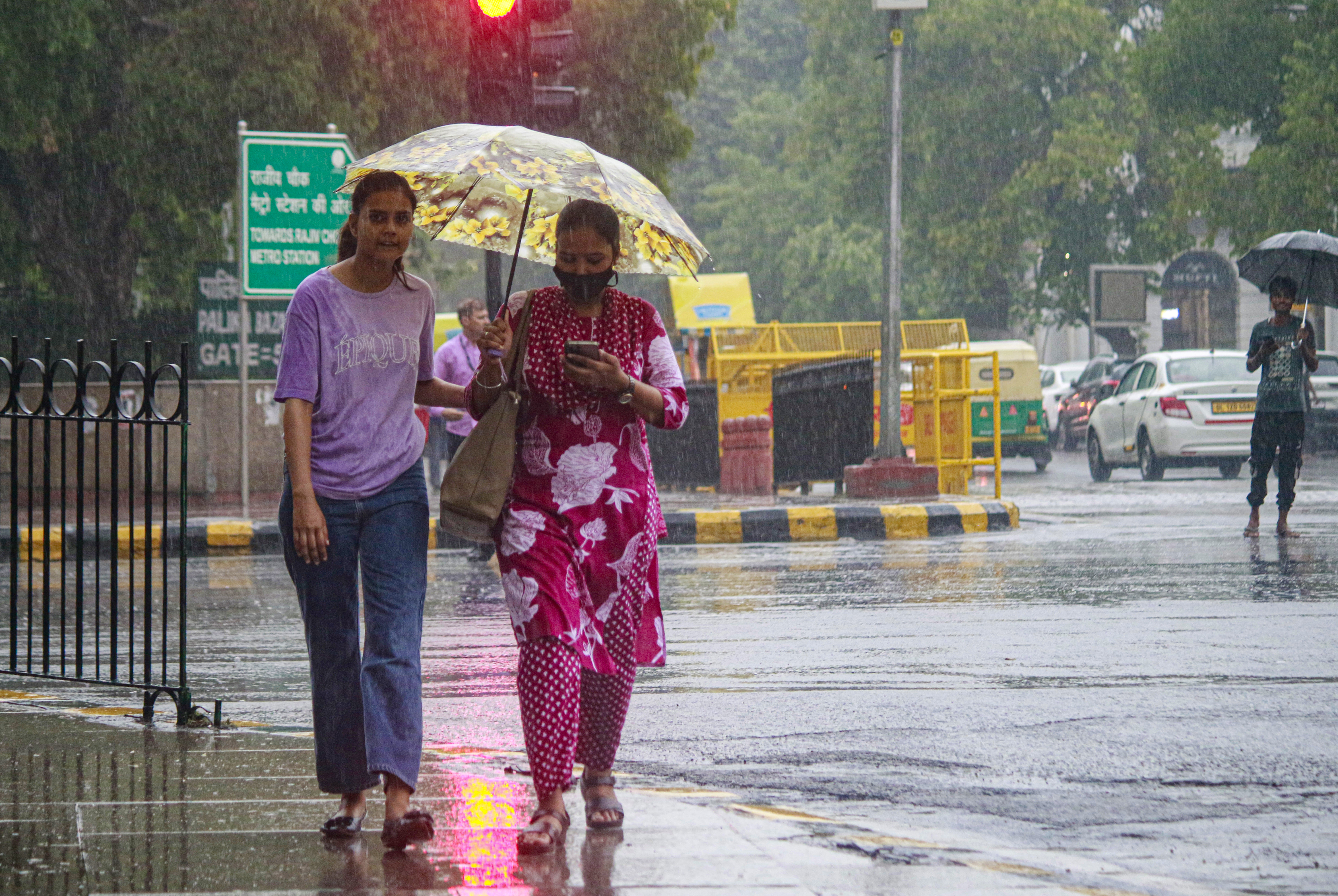 दिल्ली-NCR में बदला मौसम, बारिश और तेज हवाओं से भीषण गर्मी पर ब्रेक, IMD का येलो अलर्ट