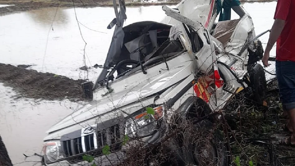 MP: नर्मदापुरम में भीषण सड़क हादसा, पेड़ से टकराई एंबुलेंस, तीन महिलाओं और एक नवजात की मौत