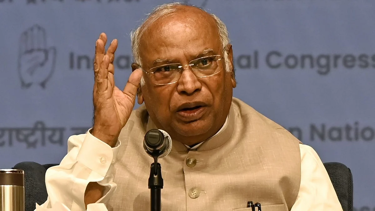 संविधान का एक शब्द भी छुआ गया तो हम पूरी ताकत से लड़ेंगेः खड़गे (फोटोः विपिन)