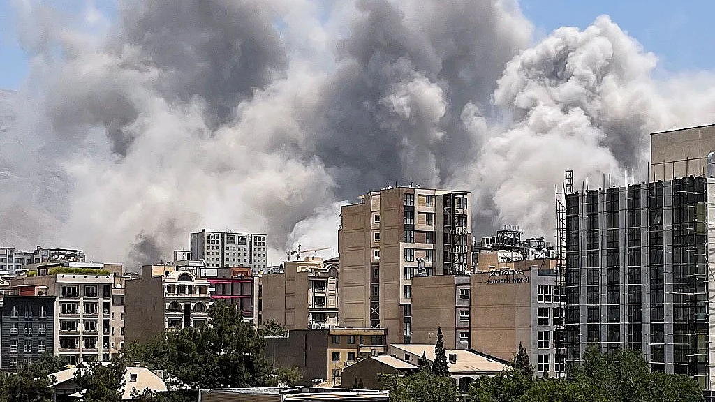 बर्बर होते जाने और छवियां निहारने का युग