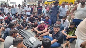 उत्तर प्रदेश के बागपत में दूध व्यापारी की गोली मारकर हत्या के बाद बवाल, ग्रामीणों ने किया राजमार्ग जाम