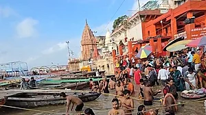 गुरु पूर्णिमा पर हरिद्वार, अयोध्या, प्रयागराज और वाराणसी में उमड़े श्रद्धालु, लगाई आस्था की डुबकी