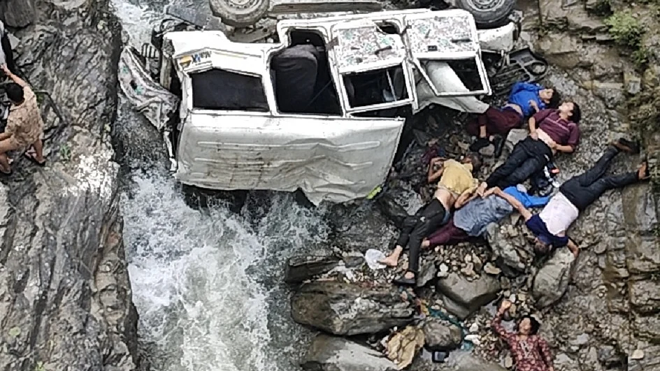 उत्तराखंड के पिथौरागढ़ में बड़ा हादसा, मैक्स गाड़ी खाई में गिरी, 8 लोगोंं की मौत, तीन की हालत गंभीर