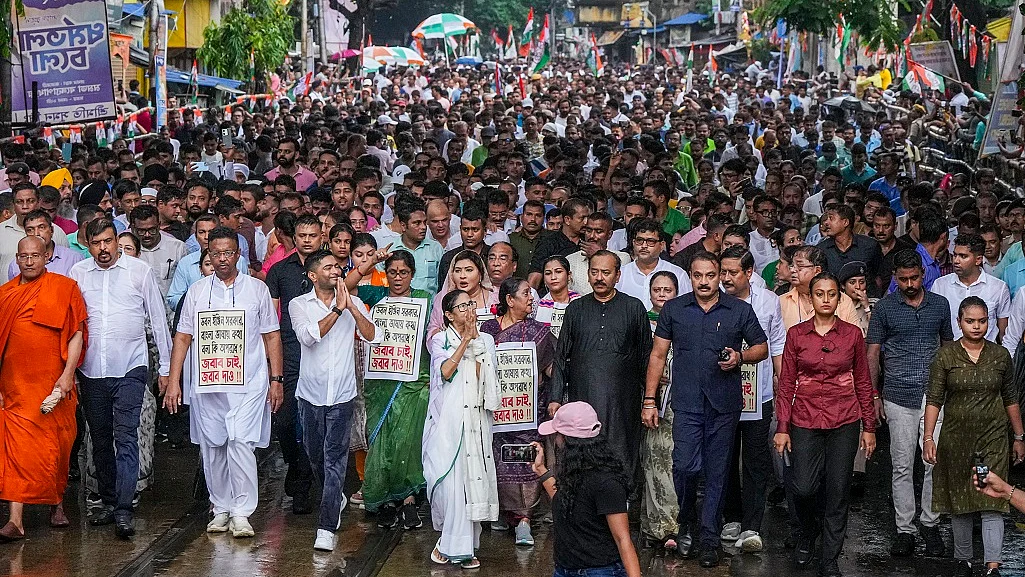 ममता ने बांग्लाभाषी लोगों के उत्पीड़न के खिलाफ निकाला मार्च, कहा- BJP को गंभीर राजनीतिक परिणाम भुगतने होंगे