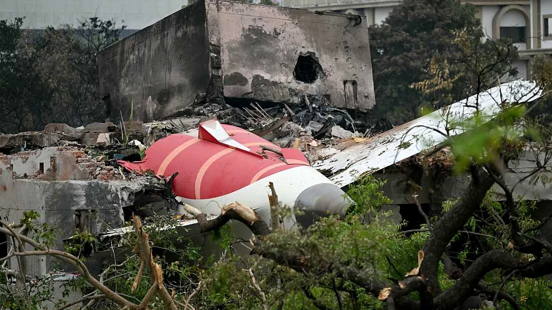 अहमदाबाद प्लेन क्रैशः पायलट के पिता ने AAIB के निष्कर्षों पर सवाल उठाए, दोबारा जांच की मांग की