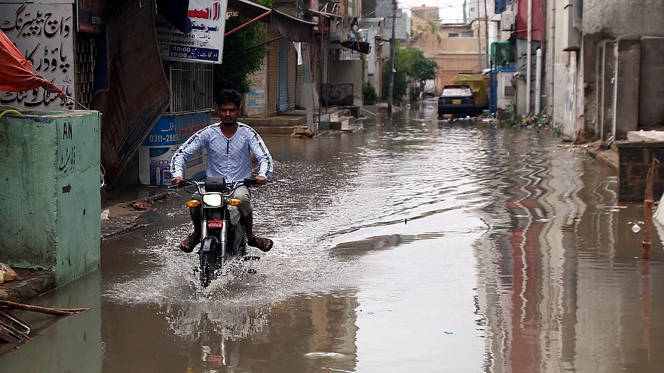 पाकिस्तान के पंजाब में बाढ़ से तबाही, 24 घंटे में 63 लोगों की मौत, आपात स्थिति घोषित