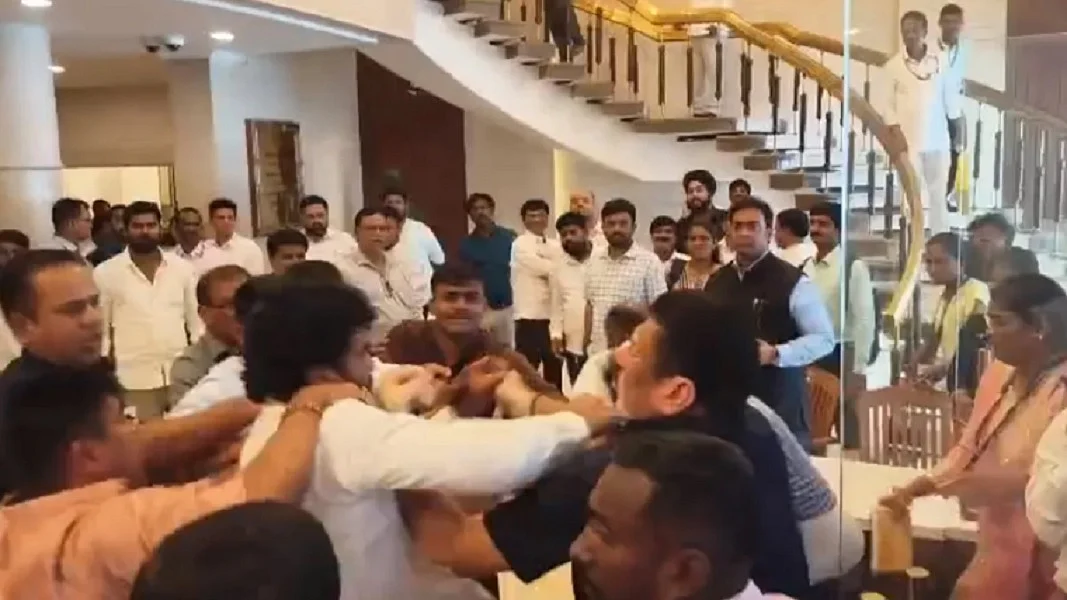 महाराष्ट्र विधानभवन में हाथापाई मामला, आव्हाड और पडलकर के एक-एक समर्थक गिरफ्तार, जेल भेजे गए
