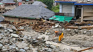 हिमाचल प्रदेश में भारी बारिश से तबाही! राज्य के 250 सड़कें बंद, मौसम विभाग ने जारी किया ‘ऑरेंज’ अलर्ट