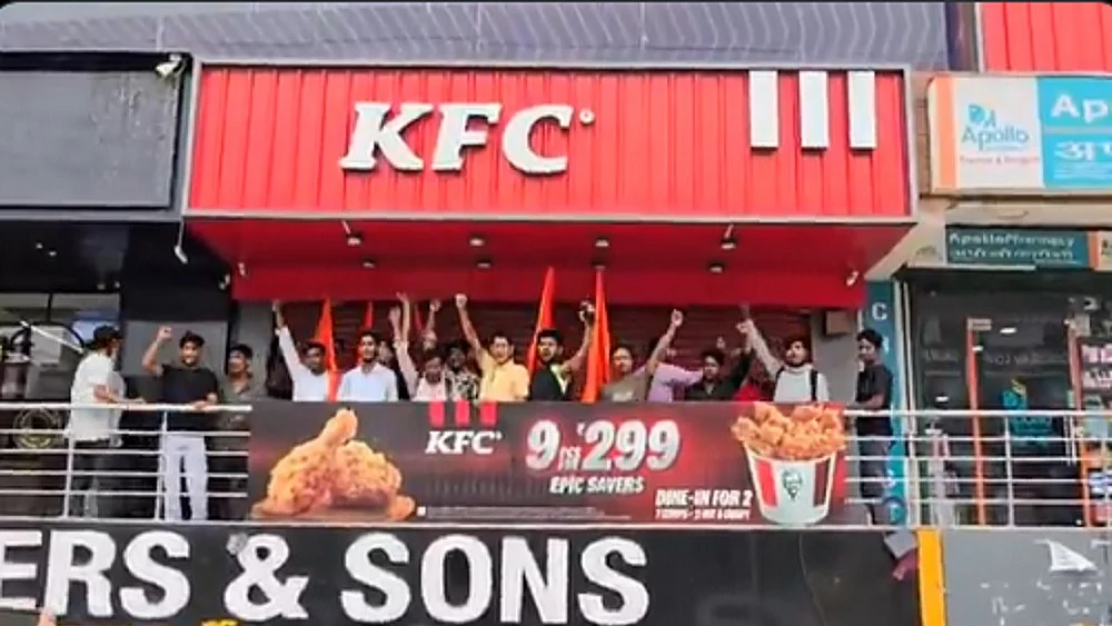 गाजियाबाद में KFC आउटलेट बंद कराने का मामला, पुलिस ने 10 अज्ञात लोगों के खिलाफ FIR दर्ज की