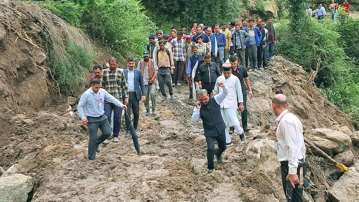 आपदा प्रभावित इलाकों का दौरा करते हिमाचल प्रदेश के मुख्यमंत्री सुखविंदर सिंह सुक्खू (फोटो सौजन्य - @SukhuSukhvinder)