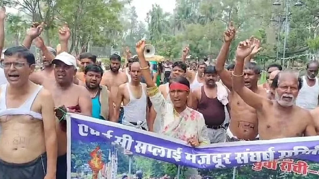 'मदर ऑफ ऑल इंडस्ट्रीज' HEC गंभीर आर्थिक संकट में, महीनों से बकाया वेतन के लिए कर्मियों ने किया अर्धनग्न प्रदर्शन