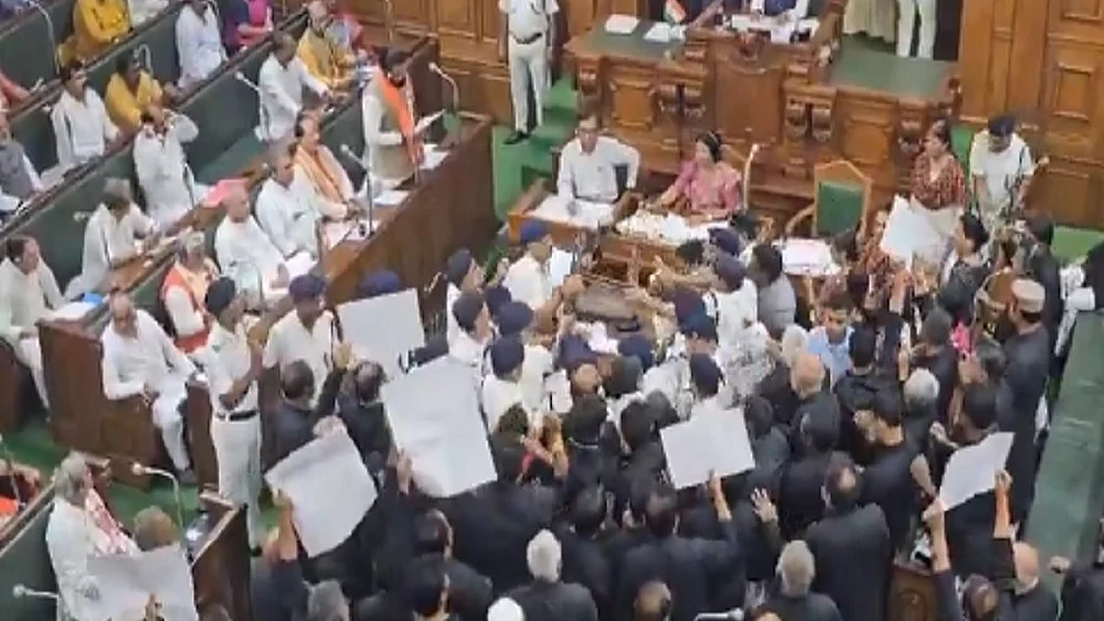 बिहार विधानसभा में वोटर वेरिफिकेशन पर कटा बवाल, विधायकों और मार्शलों में धक्का-मुक्की, तेजस्वी सरकार पर बरसे