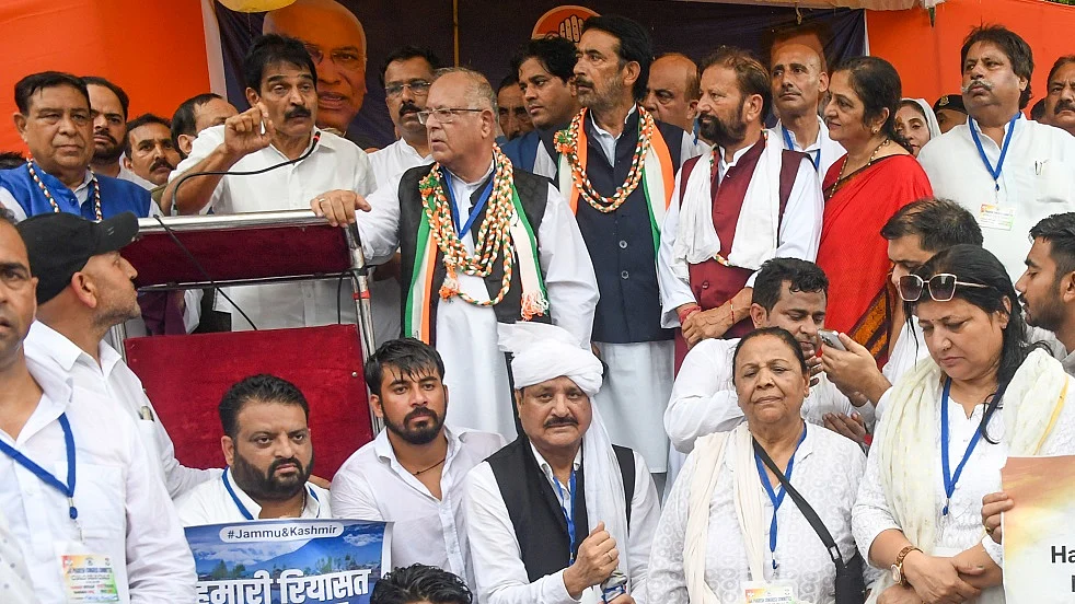 कांग्रेस ने जम्मू-कश्मीर को राज्य का दर्जा तुरंत बहाल करने की मांग की, जंतर-मंतर पर किया प्रदर्शन