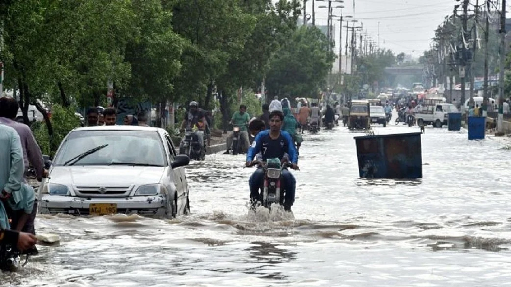 दिल्ली-NCR में मूसलाधार बारिश, सड़कें पानी-पानी, लगा लंबा जाम, इन 15 राज्यों के लिए भी अलर्ट