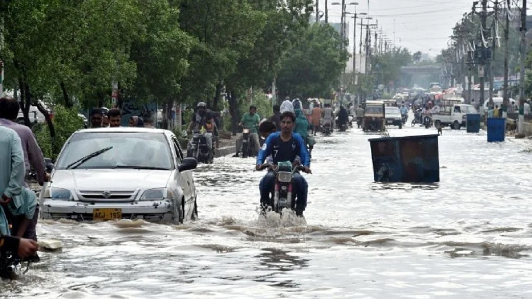 पाकिस्तान में मूसलाधार बारिश और बाढ़ का कहर, अब तक 234 लोगों की मौत, 596 घायल, हजारों विस्थापित