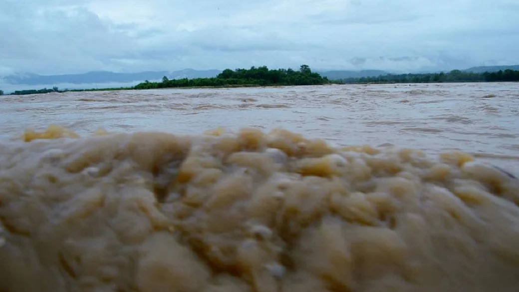 बिहार में कई जगह गंगा का जलस्तर बढ़ा, तटबंधों पर दबाव से मंडराने लगा बाढ़ का खतरा