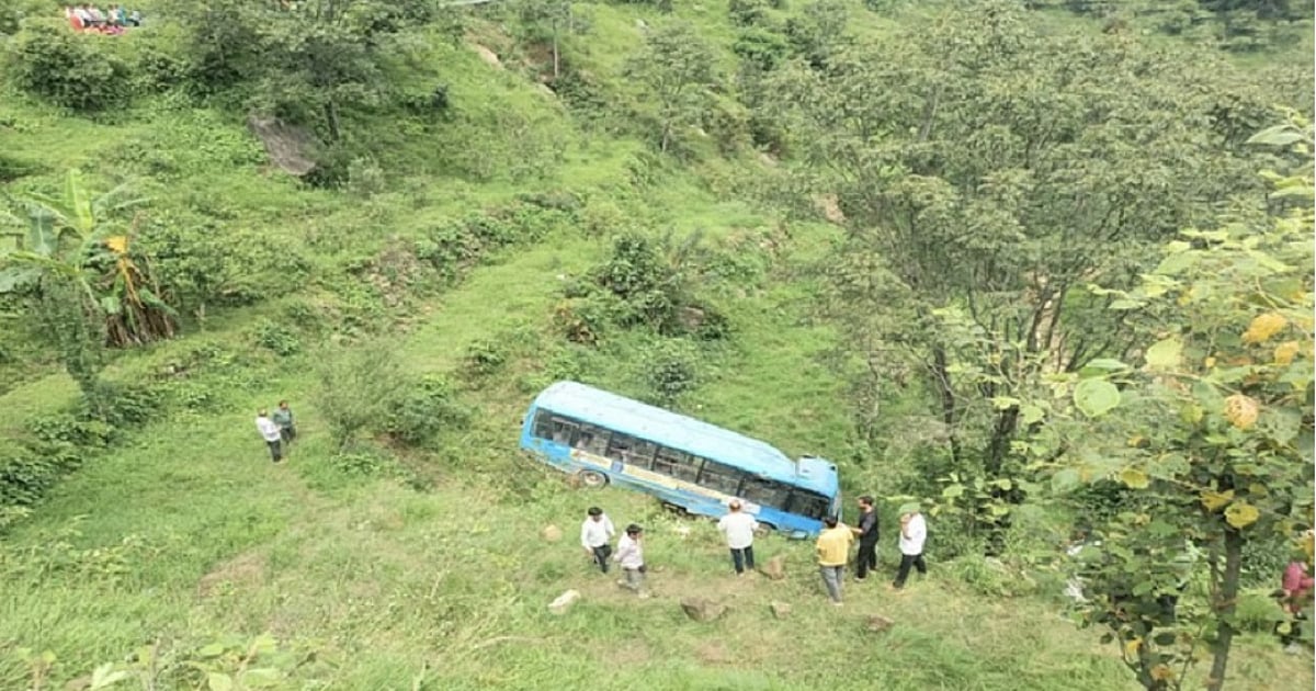 हिमाचल प्रदेश में बड़ा हादसा, ड्राइवर को आया हार्ट अटैक, अनियंत्रित होकर बस पलटने से 24 लोग घायल