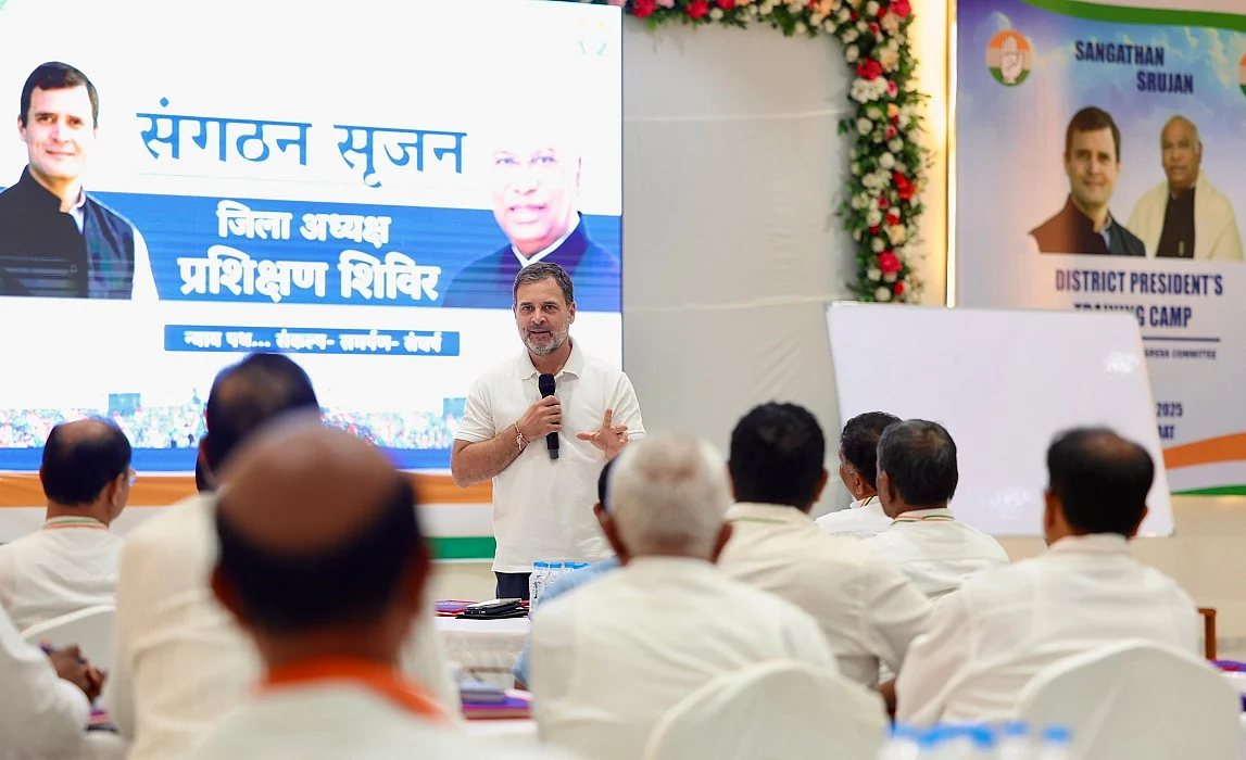 कांग्रेस की चुनावी हार के लिए ‘पक्षपाती अंपायर’ निर्वाचन आयोग जिम्मेदारः राहुल गांधी