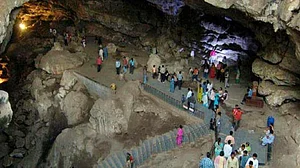 गुफाएं जो थोड़े ही समय में गुलामी संरक्षित लगने लगती हैं