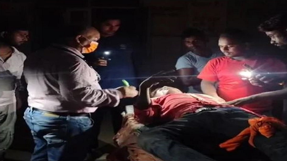 यूपी: स्वास्थ्य व्यवस्था की बदहाली देखिए! बलिया जिला अस्पताल में टॉर्च की रोशनी में मरीजों के इलाज का वीडियो वायरल